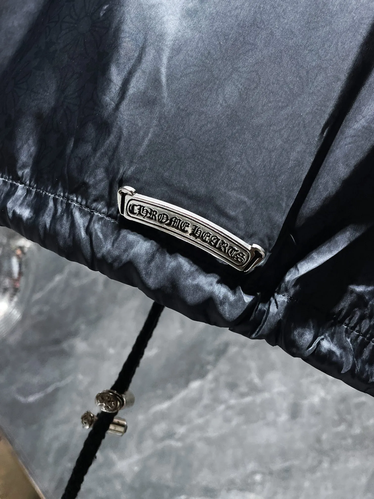 P356 Chrome Hearts Jacket Series Counter Synchronization ❤️ Crow Cross Dark Pattern Jacquard Lightweight Coach Jacket Windproof and Waterproof Dark Pattern Customized Fabric ➕ Sanskrit Reflective on the Back Original Hardware Molding Fine Craftsmanship Details Thin and Loose ✨ Slim Fit and Not Bulky Recommended Color: Custom Dark Pattern Pattern Series Code Numbers: S, M, L, XL